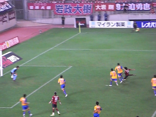 興梠もシュートを放つが