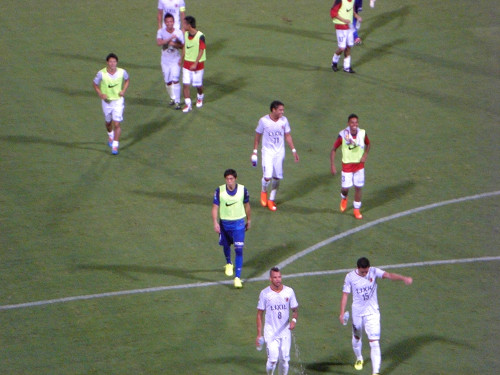 試合後の挨拶へ向かう選手たち