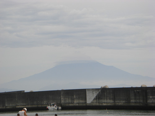 焼津港付近から見える富士山