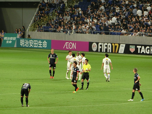 勝利し、喜ぶ選手たち