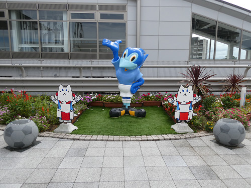 御厨駅にジュビロくんとしっぺい