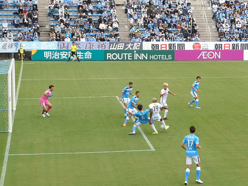 松村に当たってエレケへ、そのままシュート！