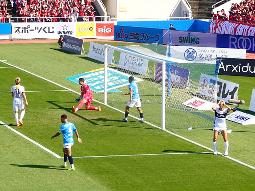 かき出され、ガッツポーズ市川