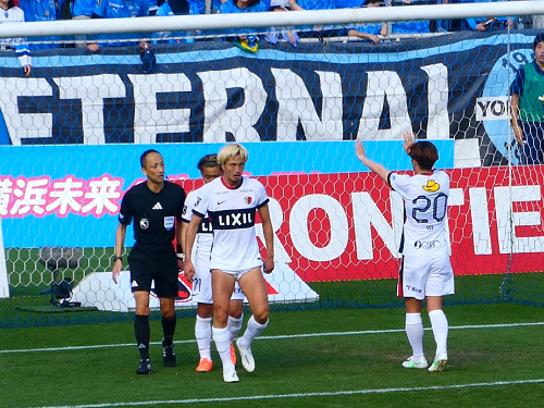 横浜FCサポのブーイングに対して、舩橋が止める