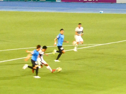 松村からのボールを