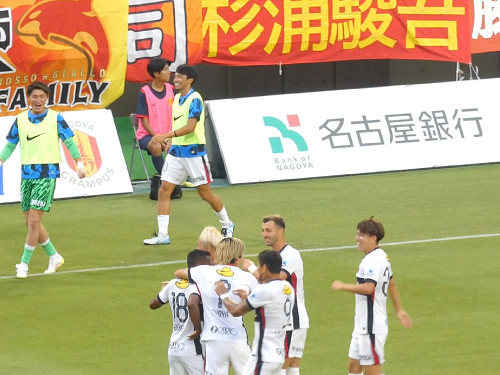 喜ぶ選手たち