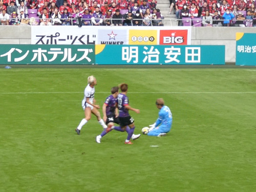 宮本のマークに遭い、太田がキャッチ