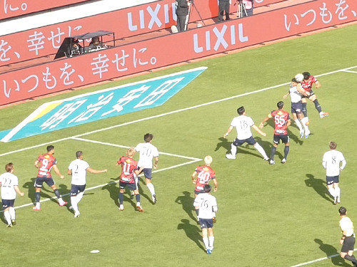 キム テヒョンが頭で折り返し（ここでオフサイド）