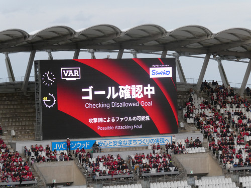 再びVAR、攻撃側のファウルの可能性
