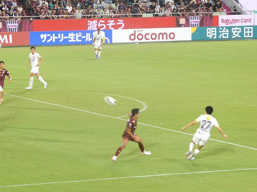 松村のクロスボールを