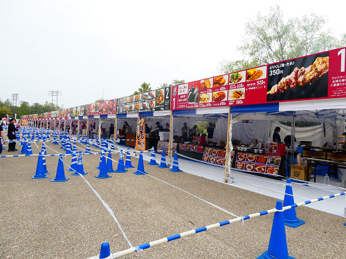 横にズラリとテントが並ぶ