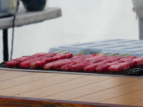 千屋牛牛串調理中